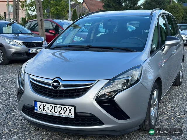 Opel Zafira na placu Auto Car Kraków