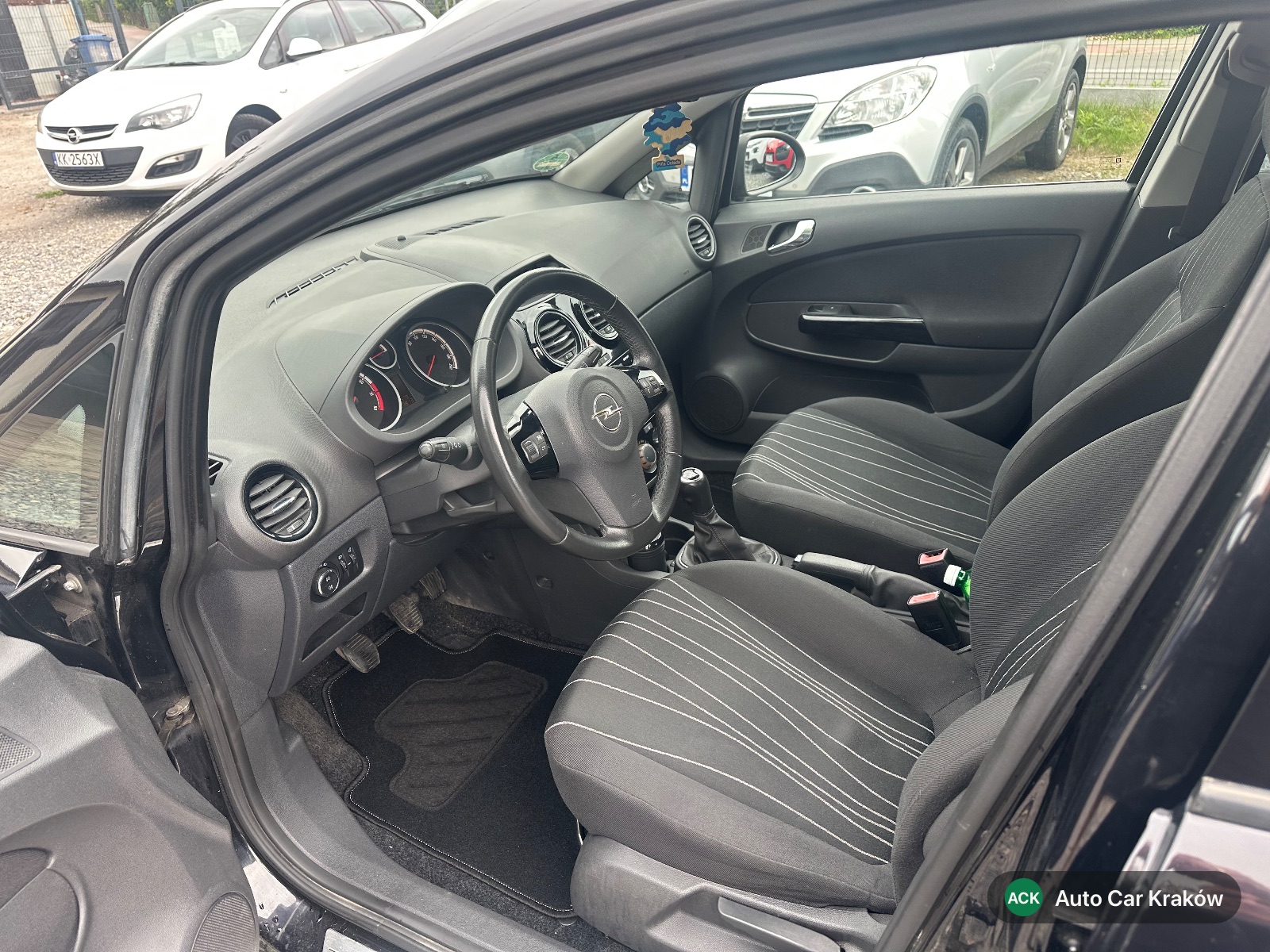 Opel Corsa D 2010, Charny hatchback — zdjęcie 6 z 13