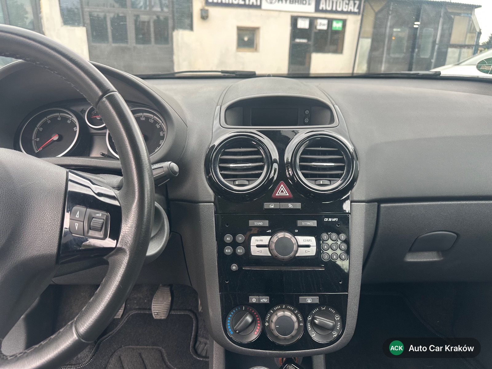 Opel Corsa D 2010, Charny hatchback — zdjęcie 10 z 13