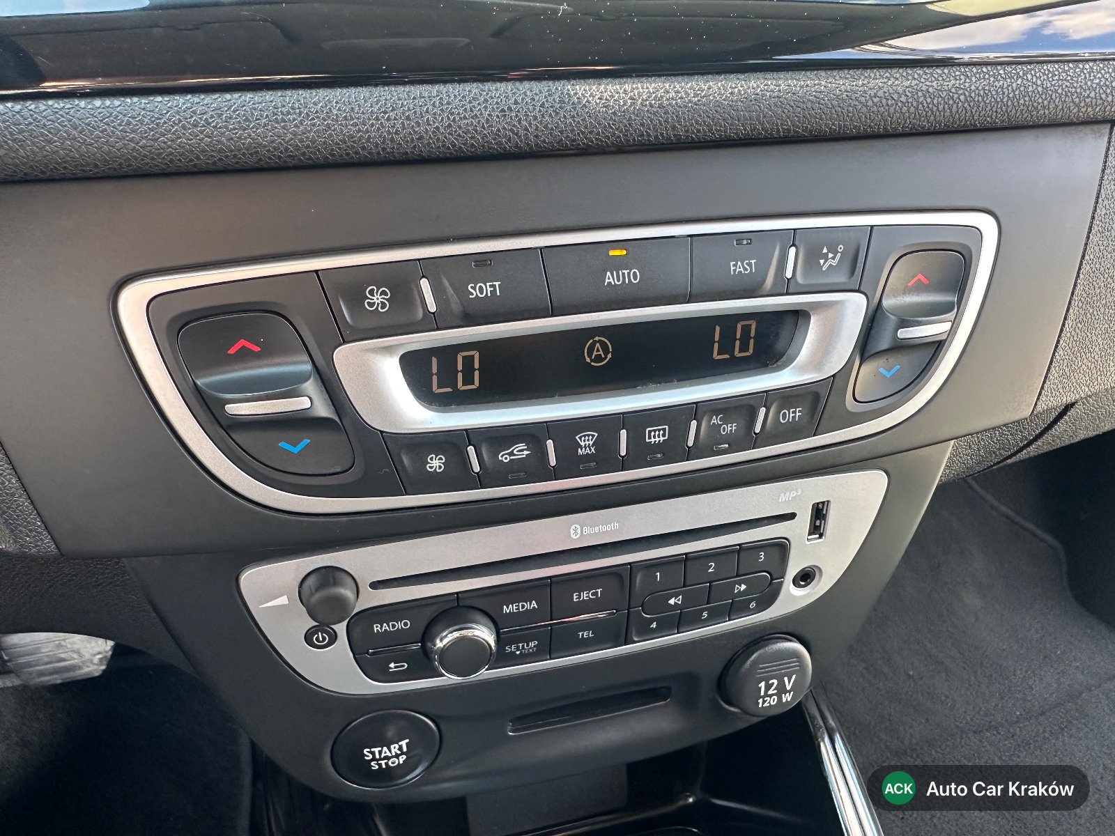 Renault Megane III 2013, Srebrny hatchback — zdjęcie 15 z 21