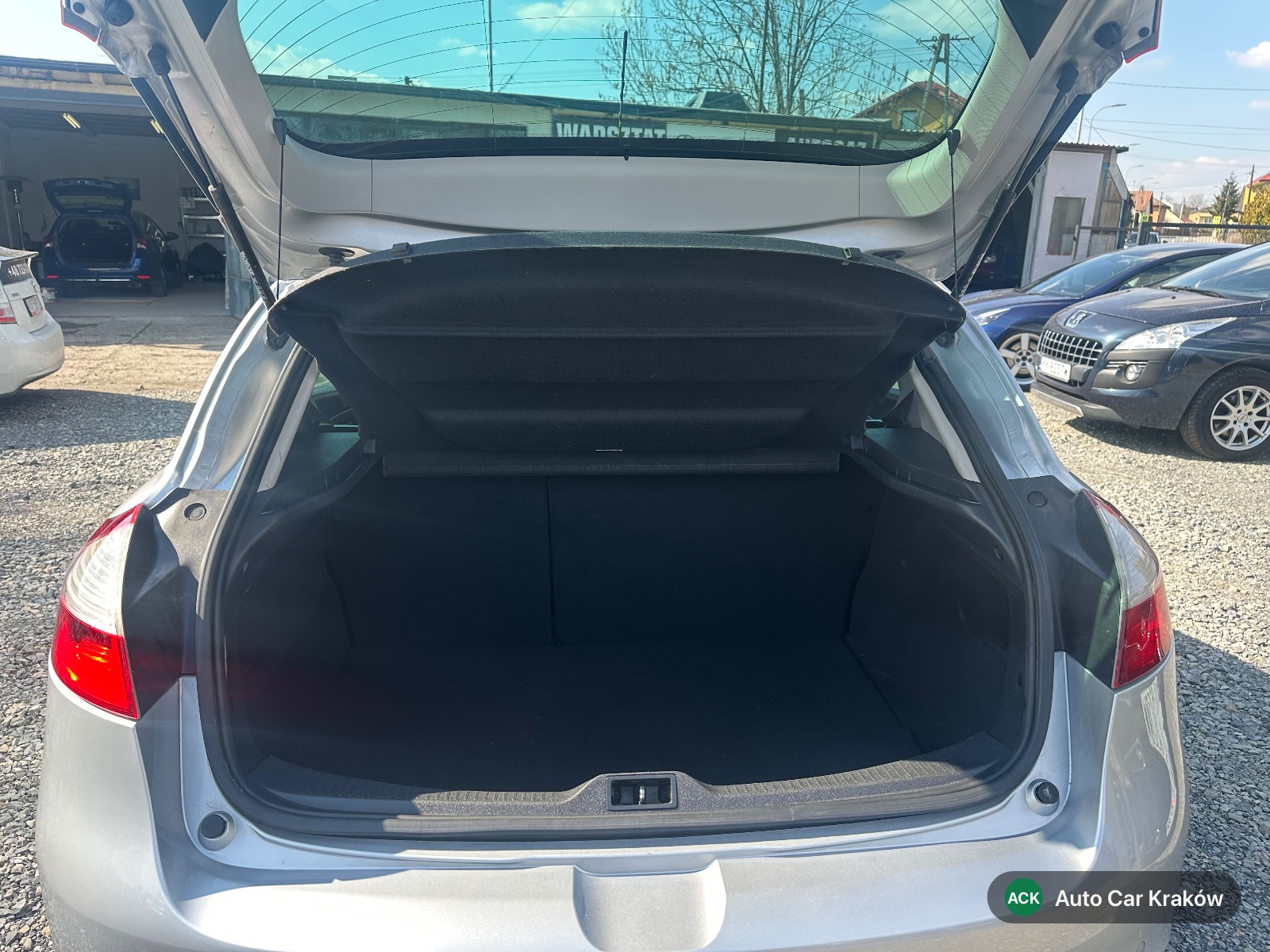 Renault Megane III 2013, Srebrny hatchback — zdjęcie 8 z 21