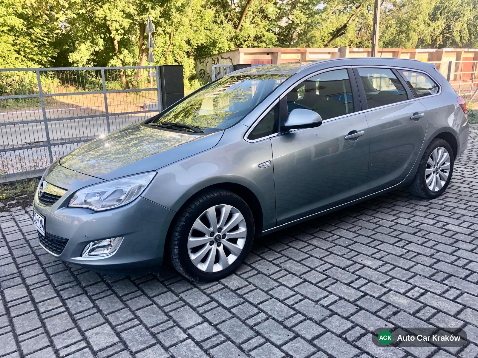 Opel Astra J 2012, czarny hatchback — zdjęcie 2 z 4