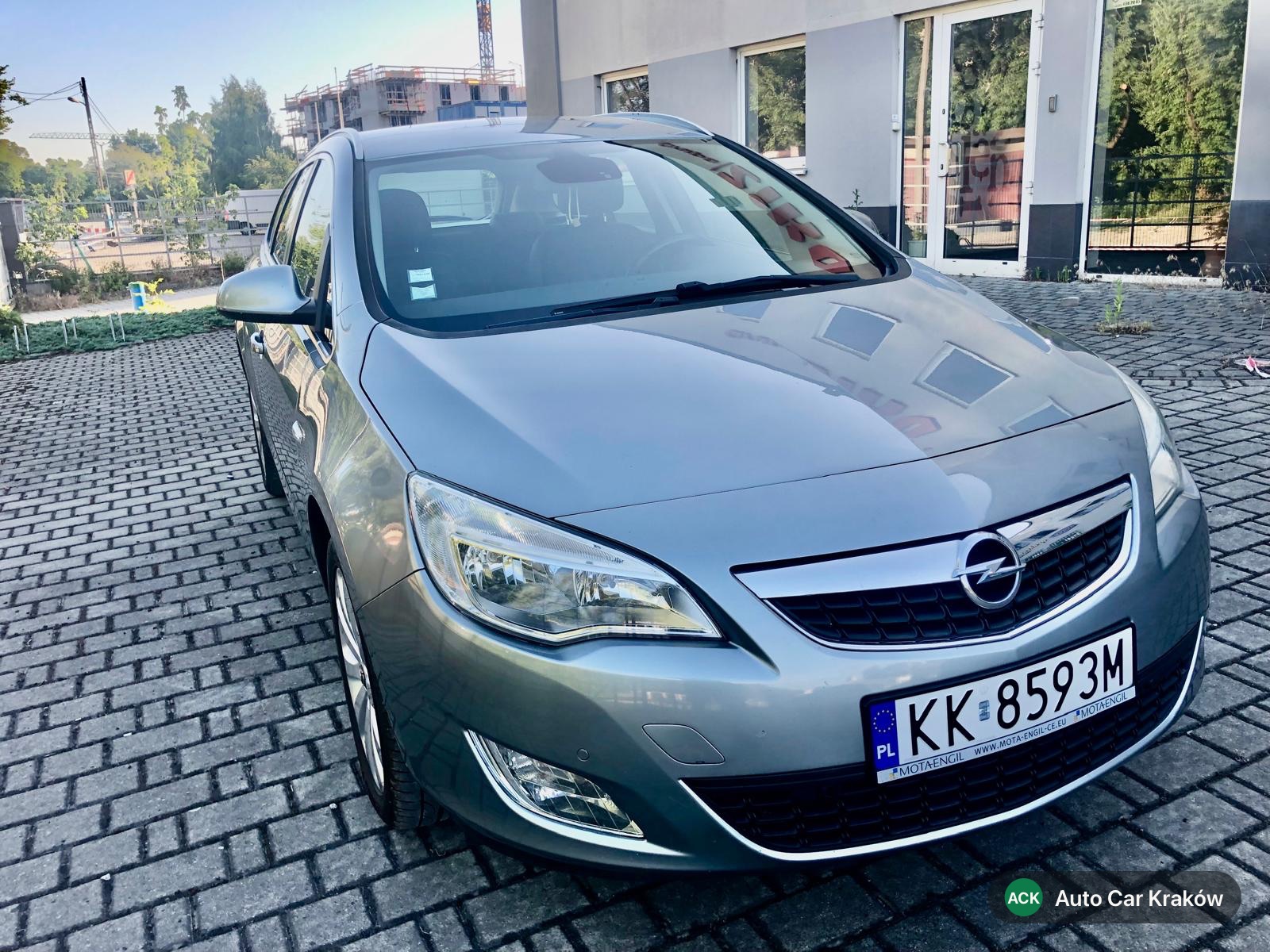Opel Astra J 2012, czarny hatchback — zdjęcie 4 z 4