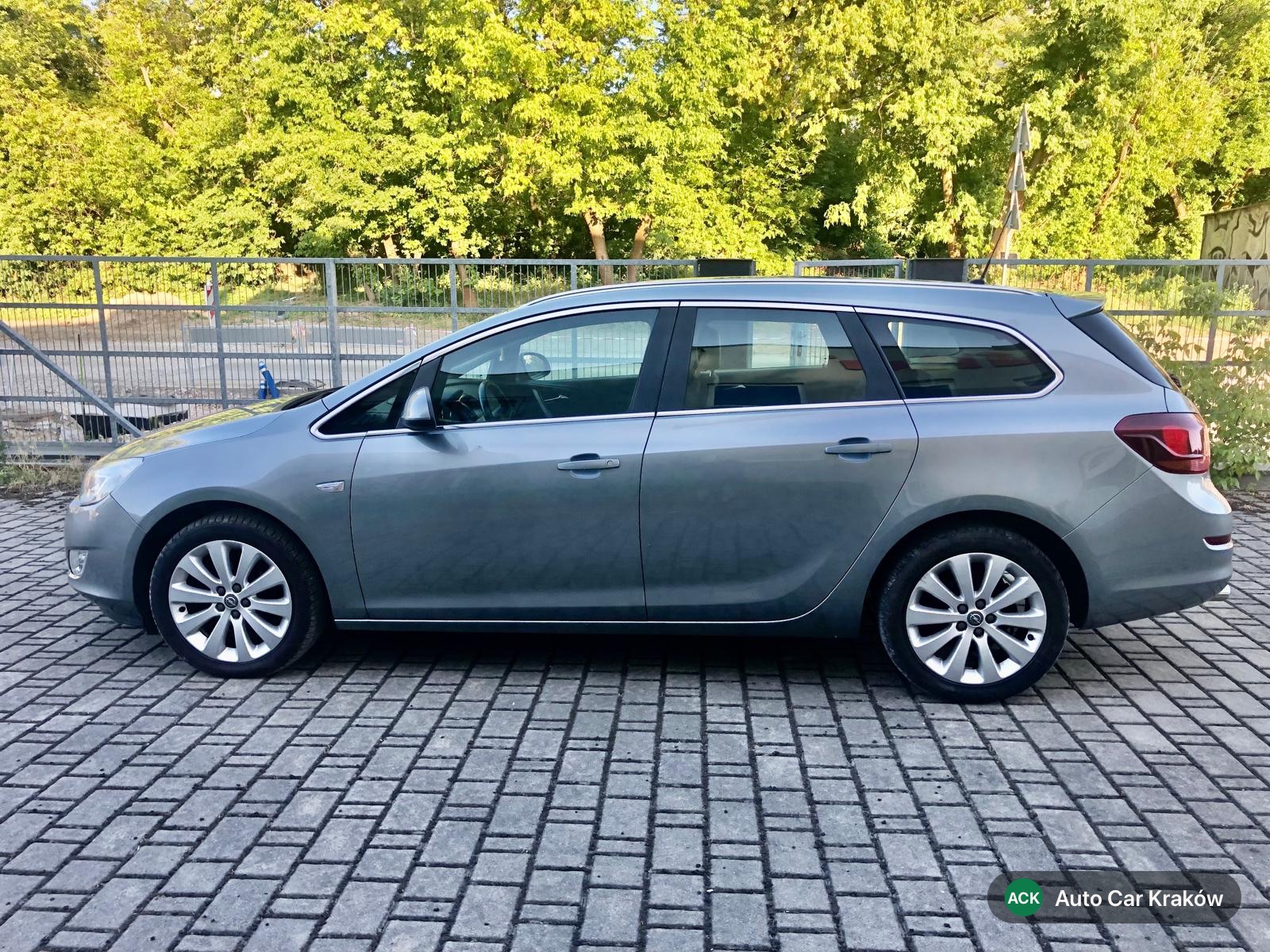 Opel Astra J 2012, czarny hatchback — zdjęcie 3 z 4
